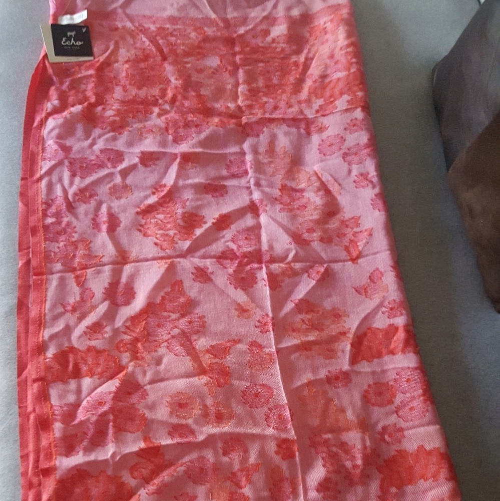 Echo status floral wrap